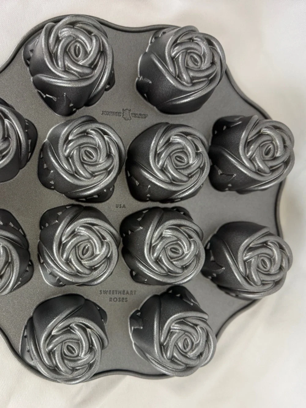 Nordic Ware Sweetheart Roses Cupcake 12 Cakelets Baking Pan Excellent